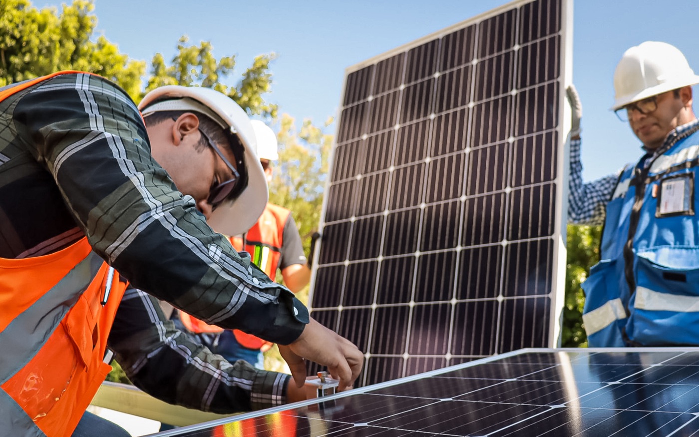 Instaladores trabajando con paneles solares en curso CITSOLAR